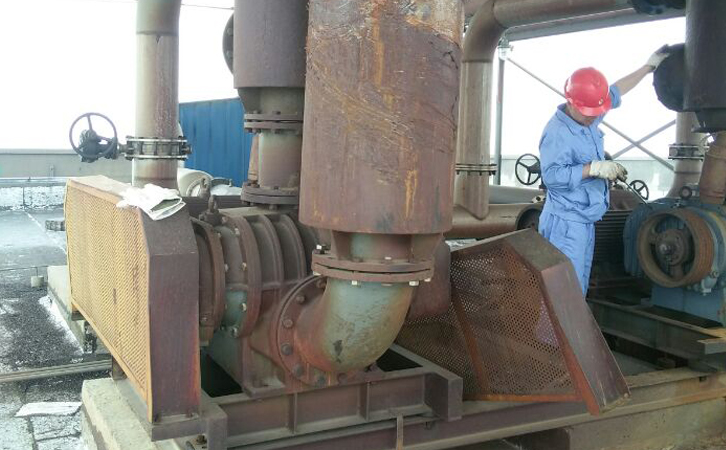 羅茨鼓風機上門維修現(xiàn)場